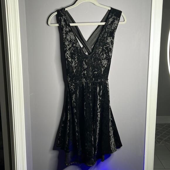 Lulu’s Black Velvet Strappy Fit and Flare Dress Size Medium - Picture 2 of 9